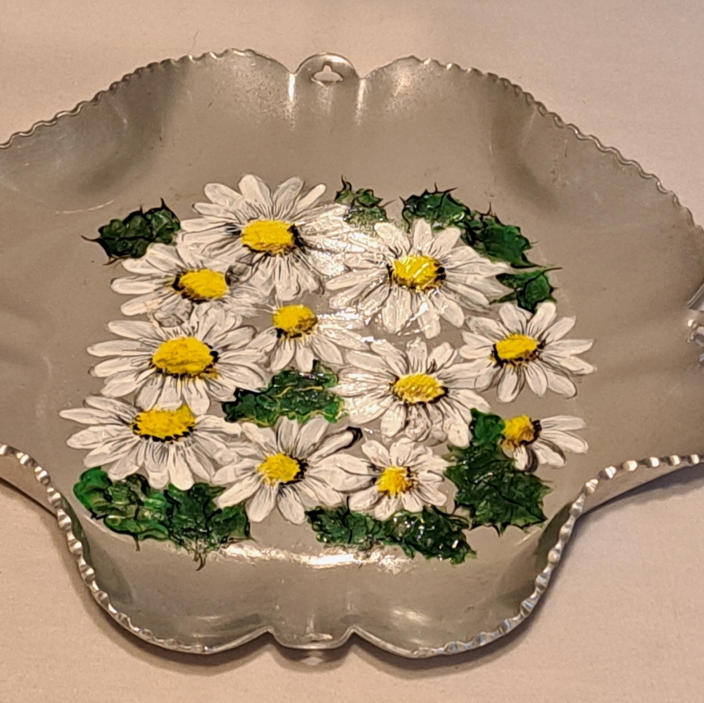 Aluminum Decorative Dish W/ Daisy Decoration ❤️ 😍